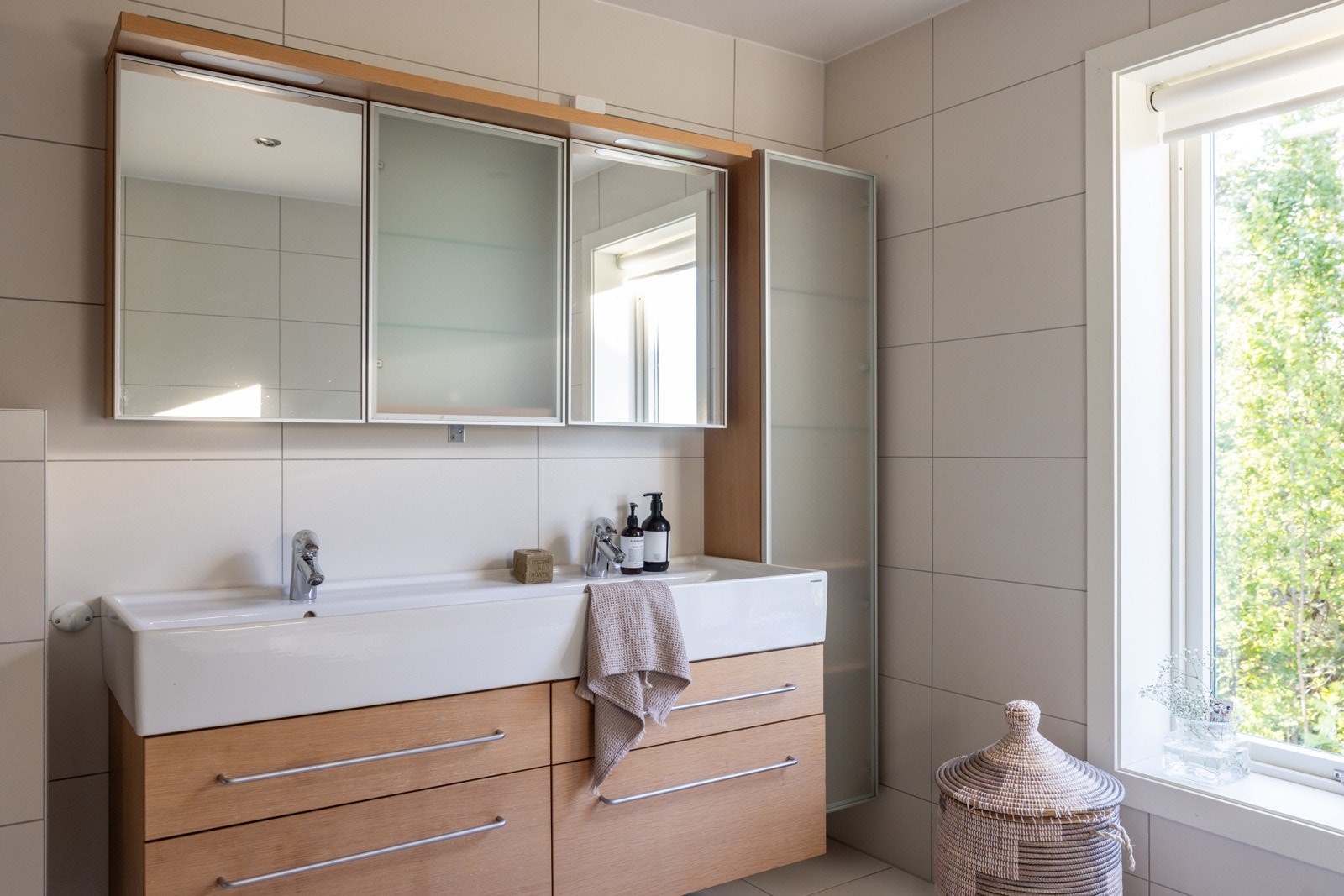 Badet har en tidløs innredning, og det store vinduet gir badet et lyst og luftig preg. Galleribilde