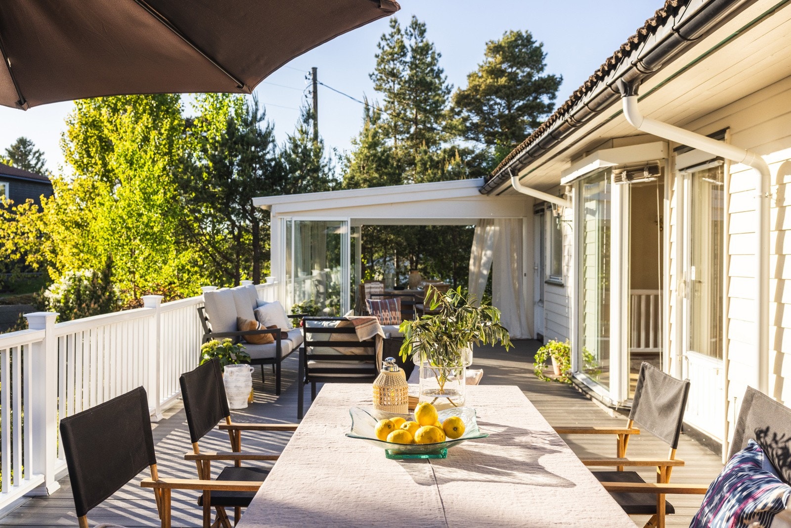 Langs boligens fasade strekker det seg en stor terrasse som skaper en sømløs overgang mellom inne- og uterom. Galleribilde
