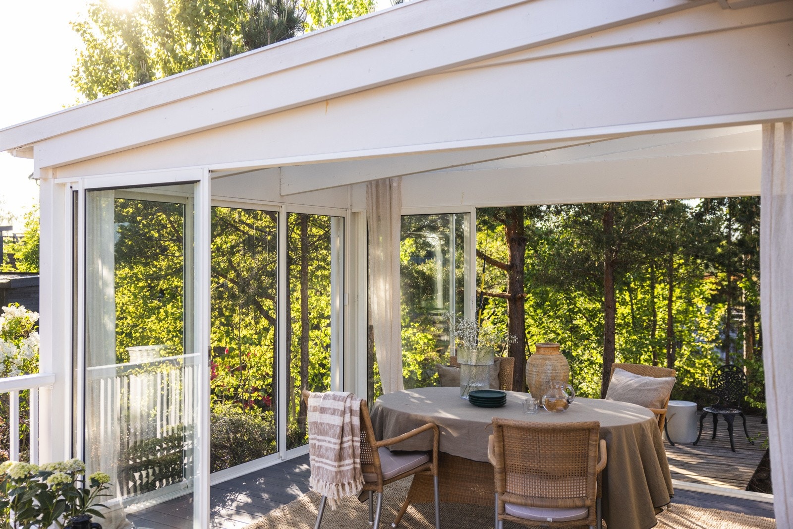 En del av terrassen er hagestue med skyvedører, noe som gir mulighet for å sitte ute og nyte utsikten også på kjøligere dager. Galleribilde