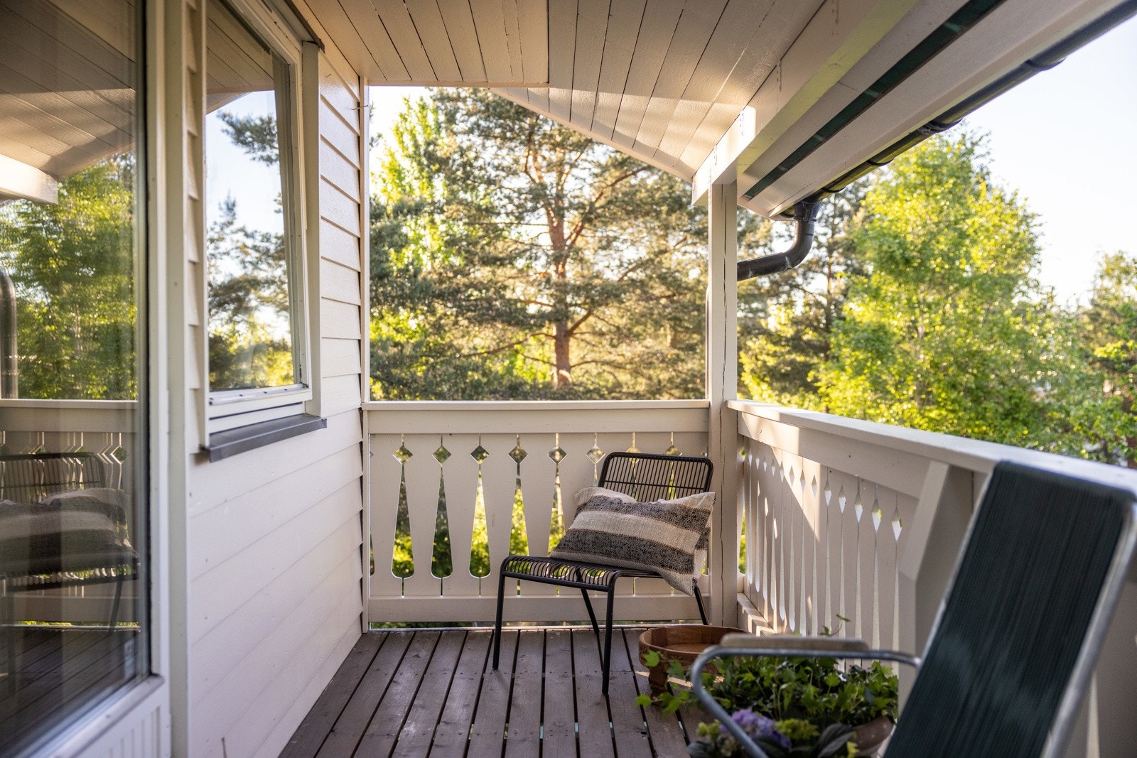 Det er rikelig med plass på balkongen for en hyggelig sittegruppe. Galleribilde