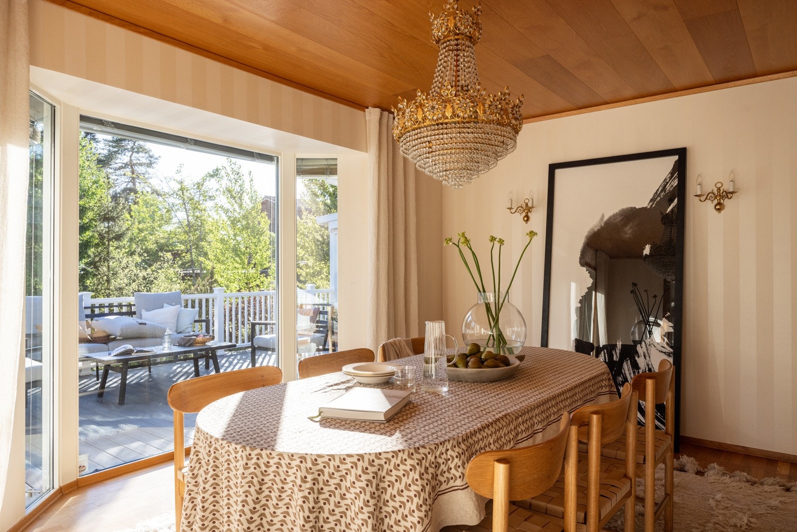 Fra spisestuen er det direkte utgang til en sydvestvendt terrasse. Terrassen blir en naturlig forlengelse av spisestuen på varme dager. Galleribilde