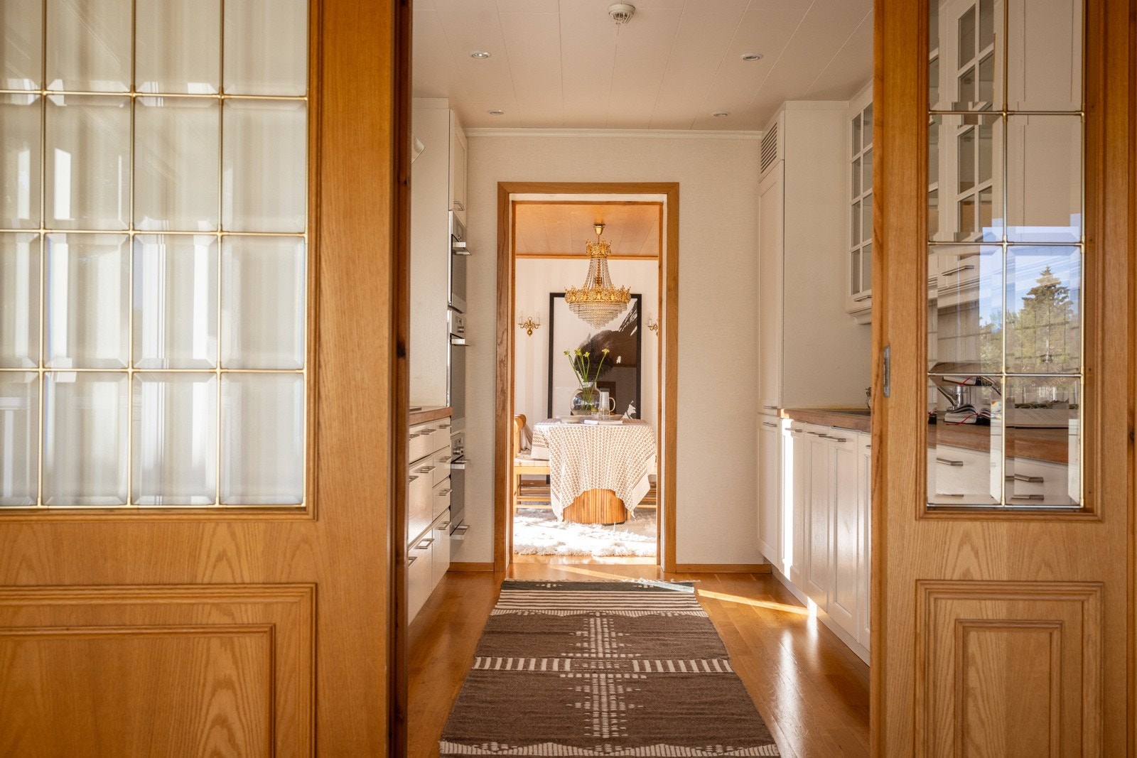 Kjøkkenet ligger praktisk til med direkte tilgang fra spisestuen. Galleribilde