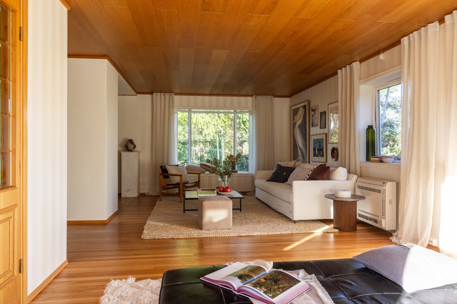 Stuen egner seg godt for møblering i soner, med plass til både avslapning og sosiale sammenkomster. Galleribilde