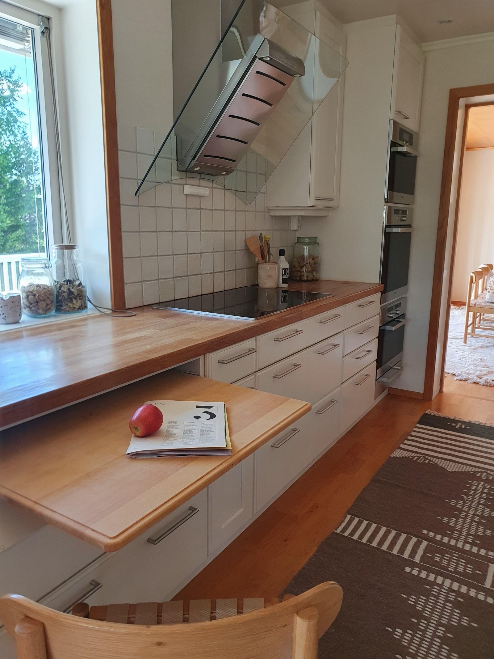 Kjøkkenet praktisk utformet med en uttrekkbar plate som fungerer som en ekstra spiseplass. Galleribilde