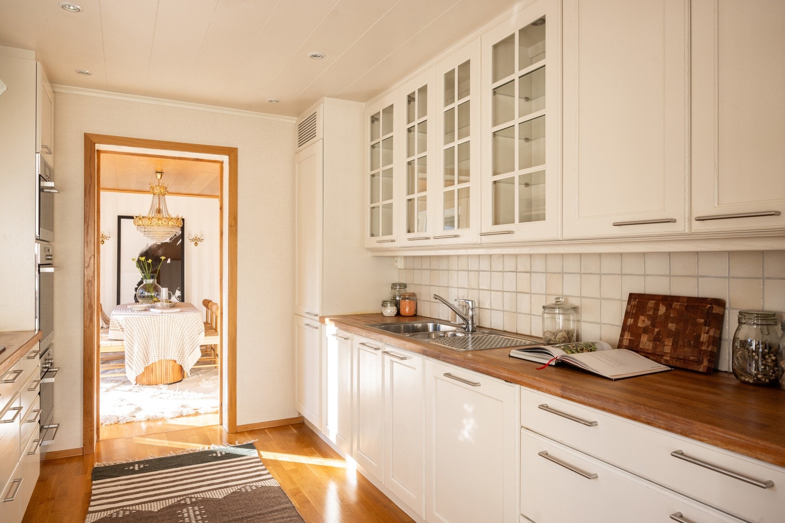 Kjøkkenet har rikelig med skap- og benkplass og har gode oppbevaringsmuligheter. Galleribilde