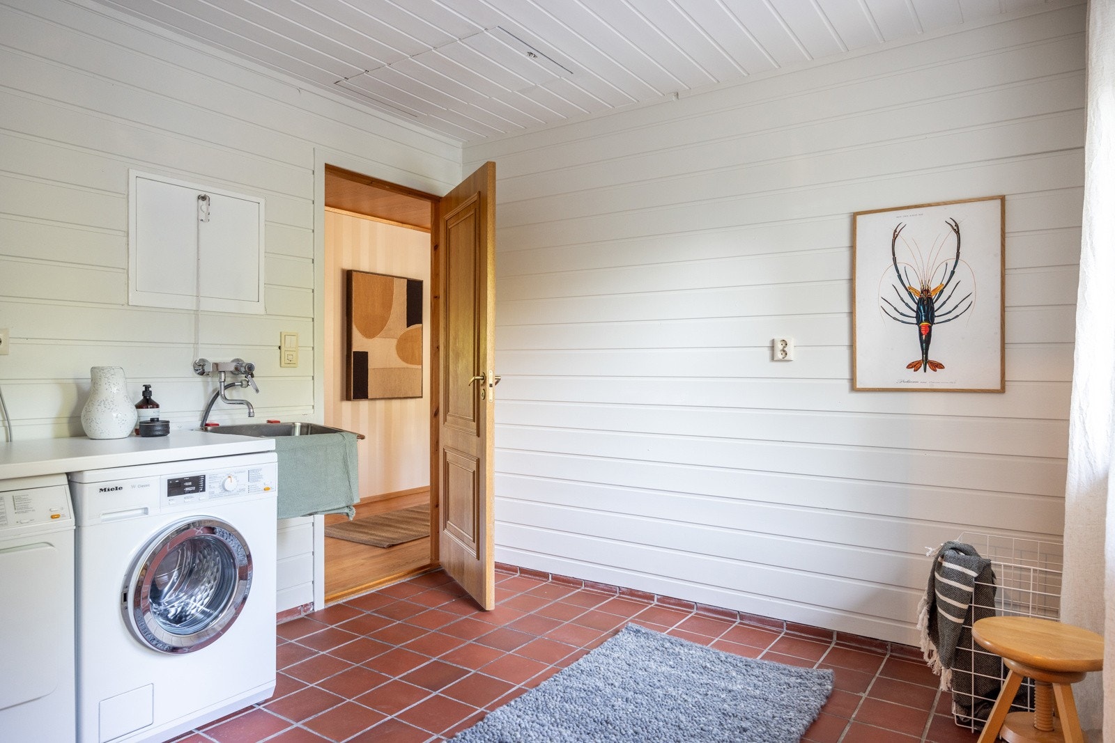 Det et praktisk og separat vaskerom. Vaskerommet er av god størrelse, og har utslagsvask samt opplegg for vaskemaskin og tørketrommel. Galleribilde