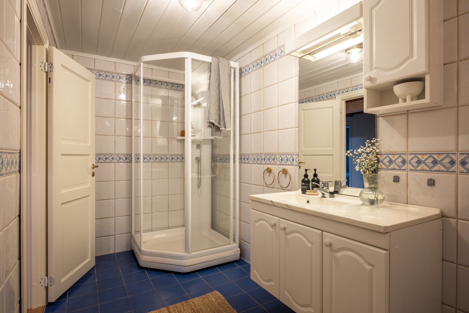 Badet i boligens første etasje er romslig og pent opparbeidet med fliser på både gulv og vegger. Galleribilde