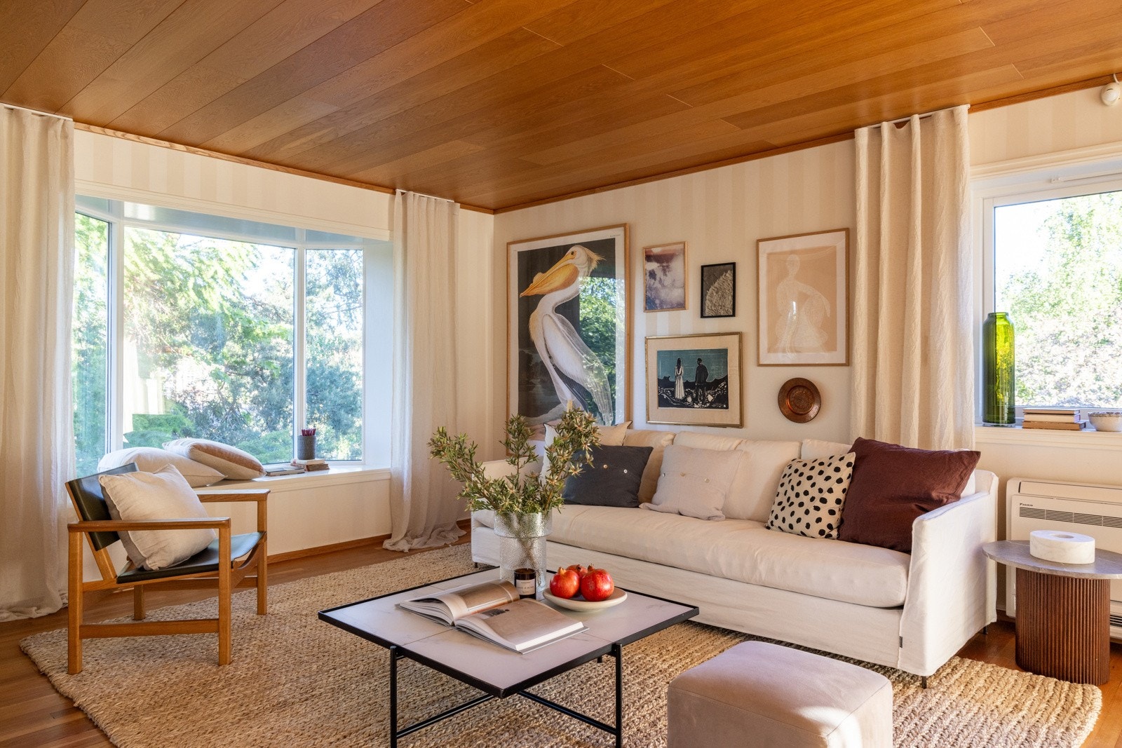 Boligens stue er av god størrelse, og har god plass til flere sofagrupper med tilhørende møblement. Galleribilde