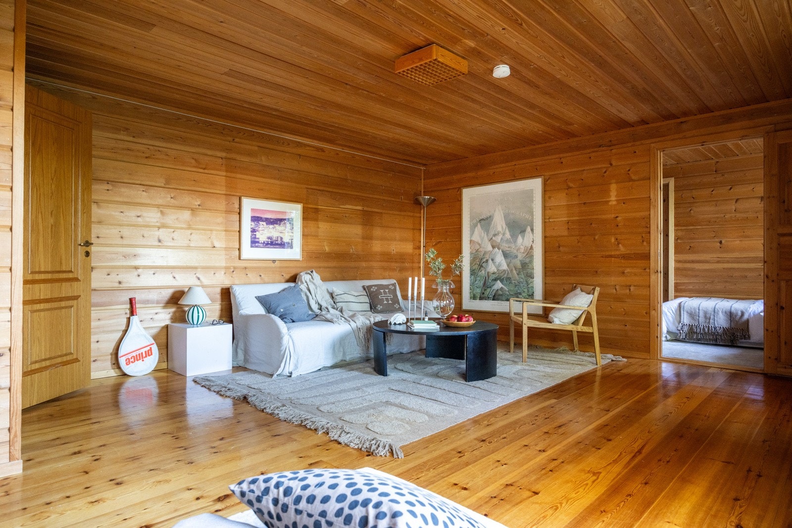 Første etasje har en romselig trivelig stue med god plass til å innrede som ønskelig. Galleribilde