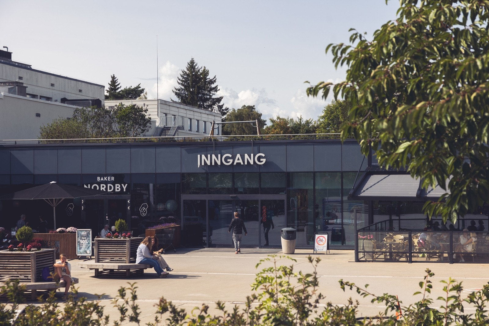 Dagligvarehandelen kan gjøres på Tangen Nærsenter som byr på en stor Meny-butikk, samt Vinmonopolet, apotek og flere spesialbutikker Galleribilde