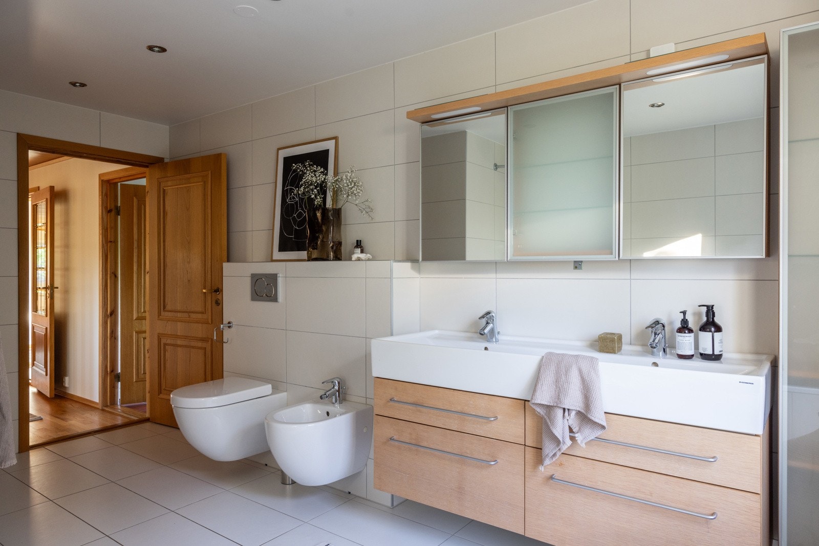 Badet er innredet med rainfall dusj, vegghengt toalett, samt et deilig badekar. Galleribilde