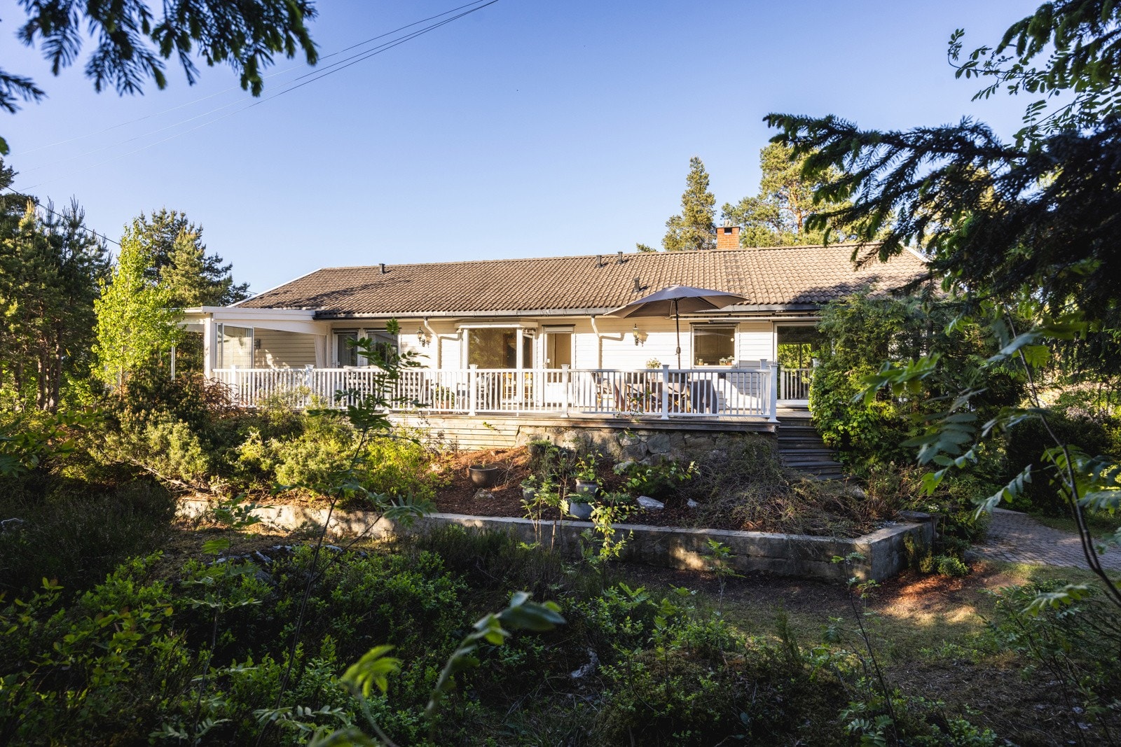 Eiendommen kombinerer naturnære omgivelser med nærhet til offentlig transport, handel og servicetilbud, og tilbyr dermed en balansert livsstil med både ro og tilgjengelighet. Galleribilde