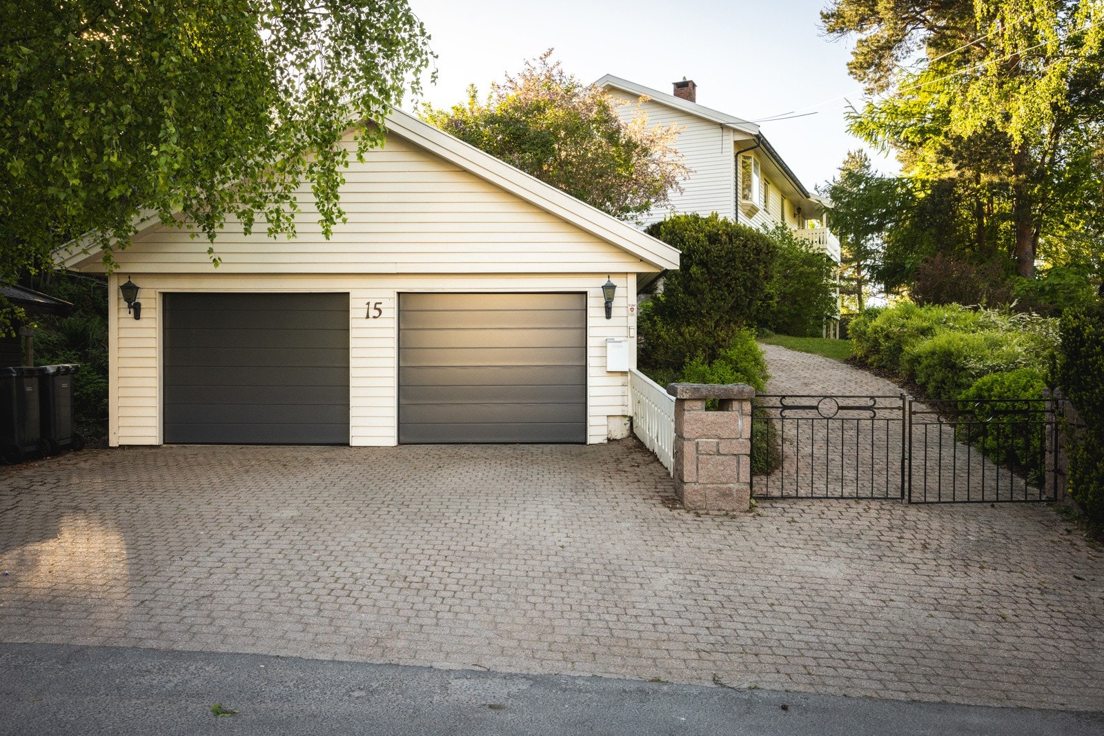 Boligen har privat dobbel garasje og plassen er belagt med brostein som gir et gjennomført uttrykk. Galleribilde