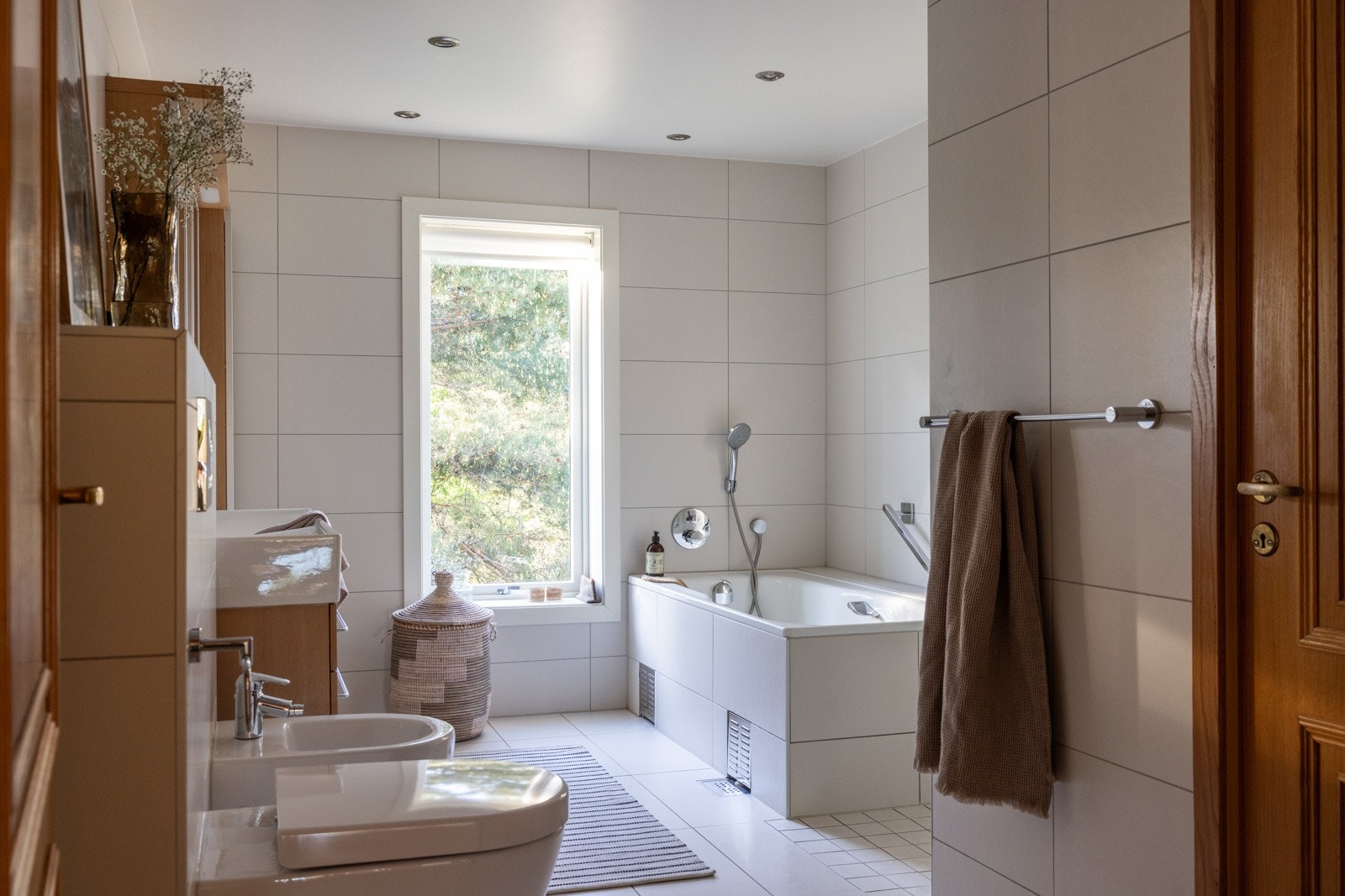 I andre etasje finnner du boligens hovedbad av god størrelse. Det er flislagte vegger og gulv og direkte adgang til soverom. Galleribilde