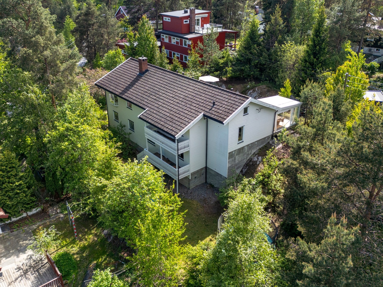 Boligen er omgitt av flotte, innbydende omgivelser. Galleribilde