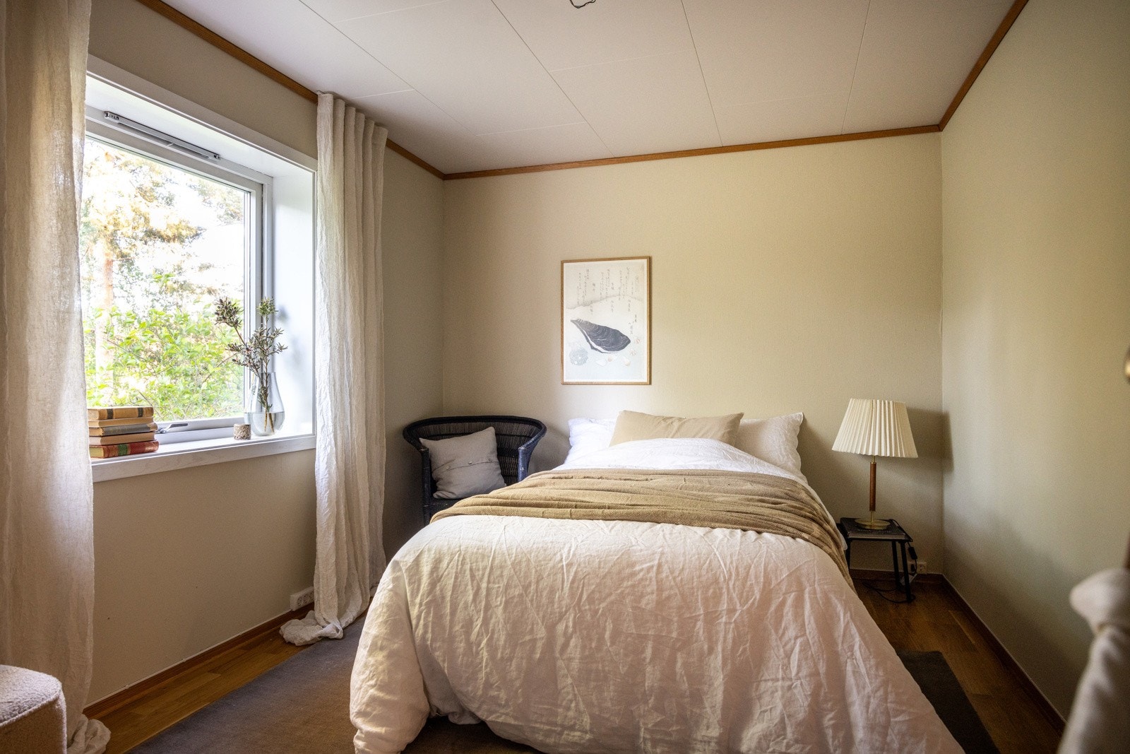 I denne etasjen finner man to romslige soverom, samt et ekstra rom som har vært benyttet som kontor eller gjesterom- alt etter eget behov. Galleribilde