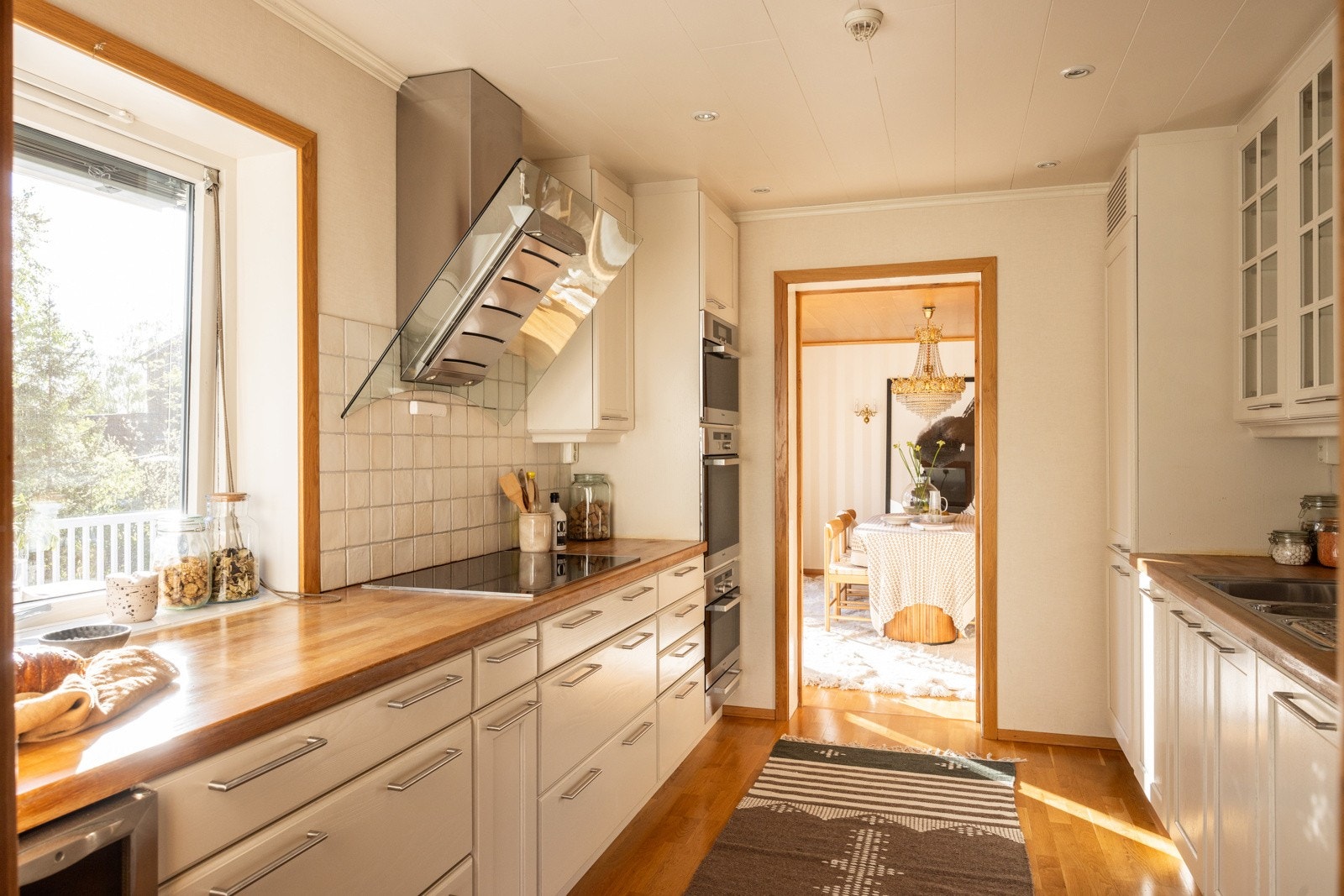 Kjøkkenet er innredet med profilerte fronter og heltre benkeplate, og er utstyrt med kjøl-/fryseskap, oppvaskmaskin, platetopp, stekeovn, mikro, tallerkenvarmer og dampovn, samt et elegant vinskap. Galleribilde