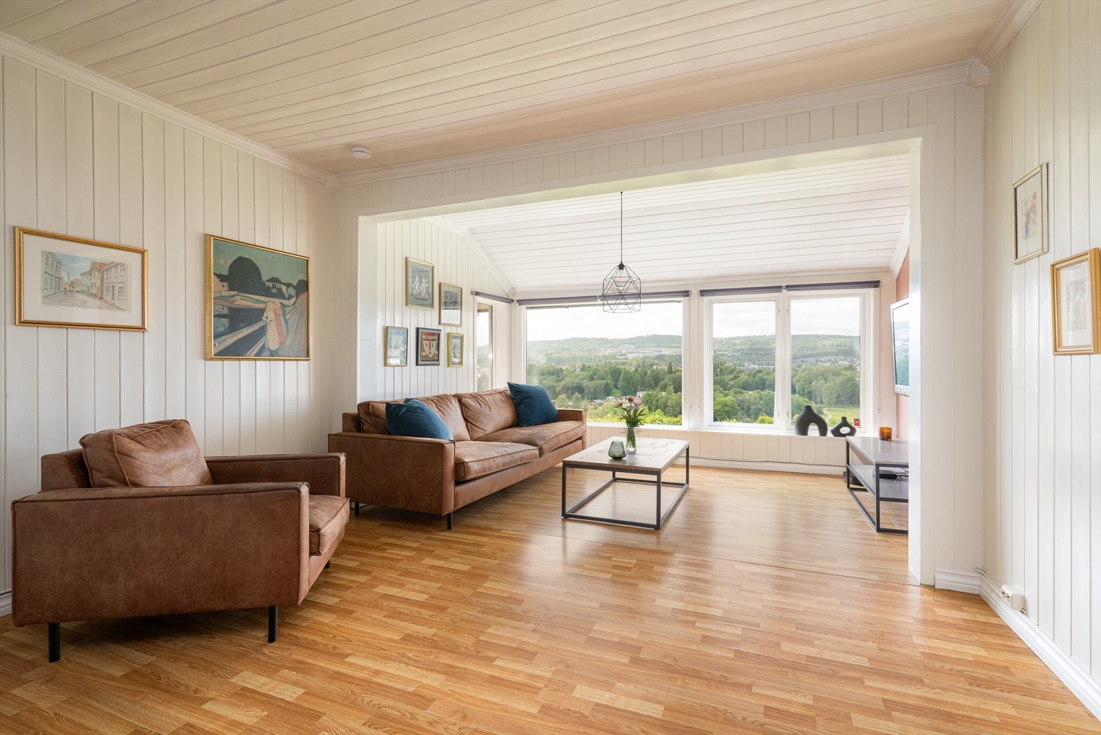 Boligen har to vestvendte stuer med store vindusflater som byr på en fantastisk utsikt. Galleribilde