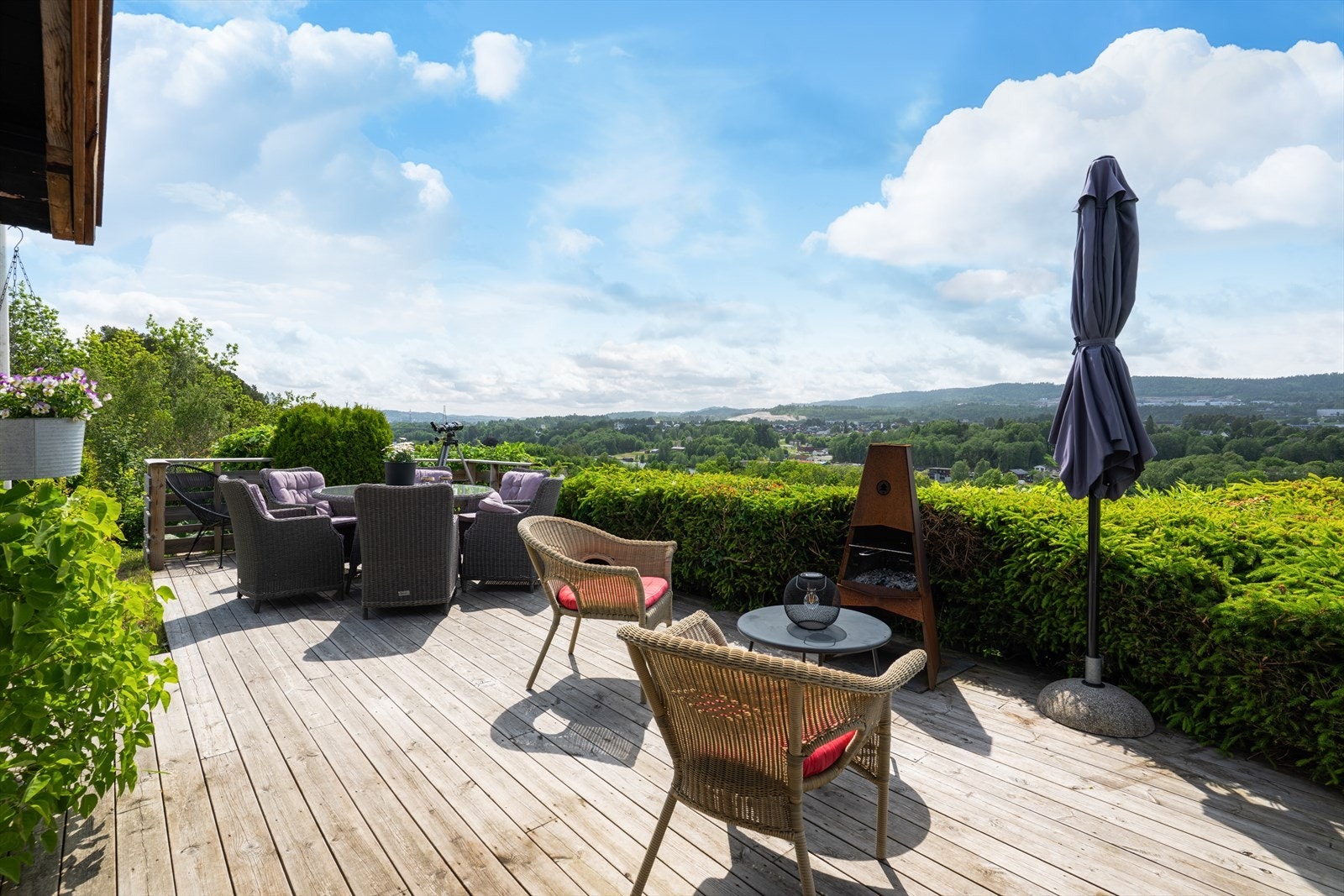 Terrasse og hagestue har god plass til diverse utemøblement og grill, og er fint innrammet med hekk og øvrig beplantning. Galleribilde