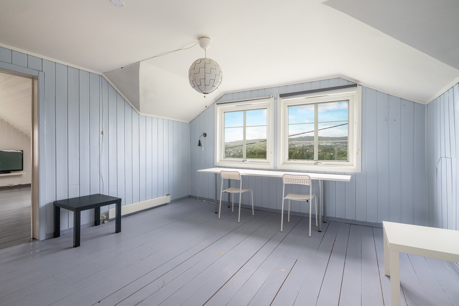 Det er 4 soverom i boligens 2. etasje, alle med godt lys-innslipp og fine, malte overflater. Galleribilde