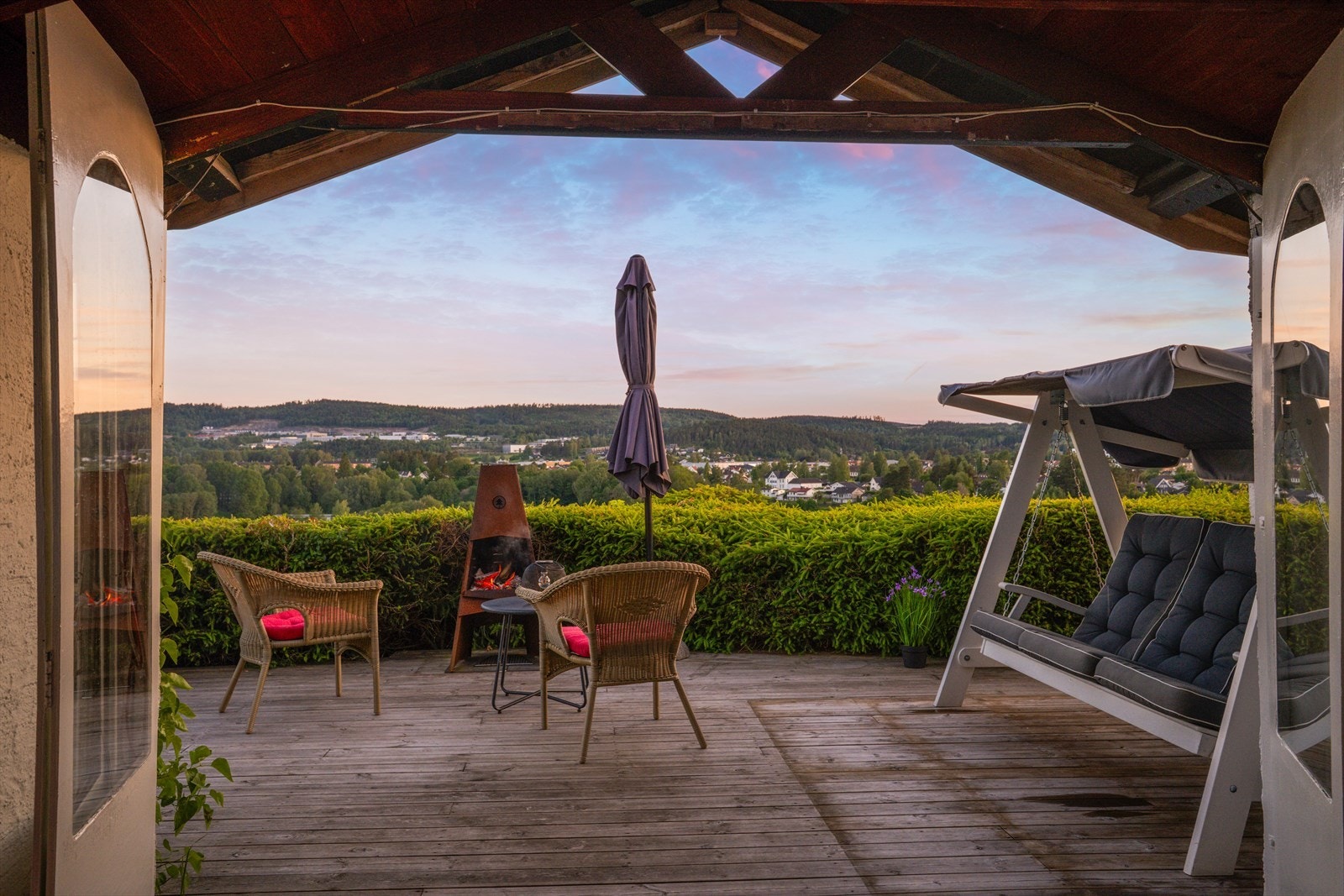 Inne i hagestua kan man fyre i peisen, og det kan lukkes inntil på kjølige dager. Store glassfelt i vinduene sørger for at utsikten allikevel kan nytes i fulle drag. Galleribilde