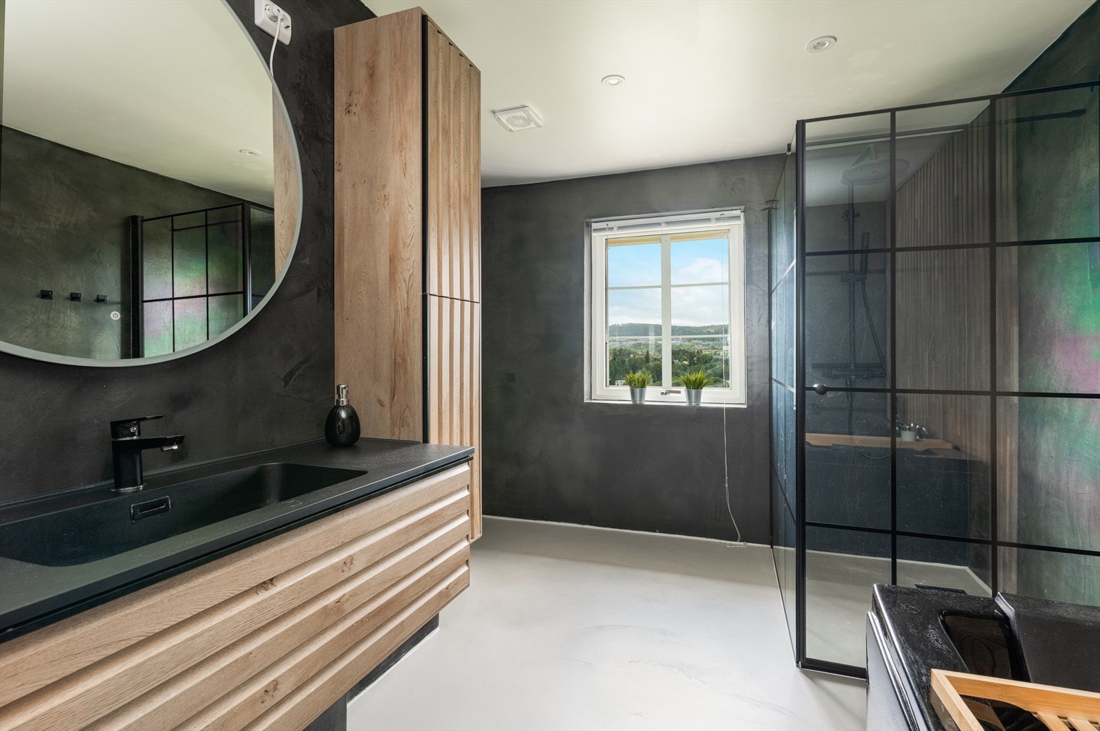 Hovedbadet som er pusset opp i 2022 fremstår som lunt og delikat. Galleribilde