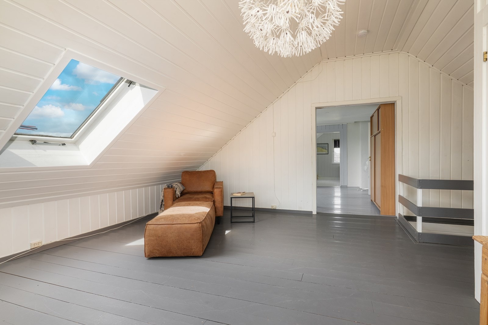 Lys og trivelig loftstue med malte overflater og godt med lysinnslipp fra vinduer både på vegg og i tak. Galleribilde