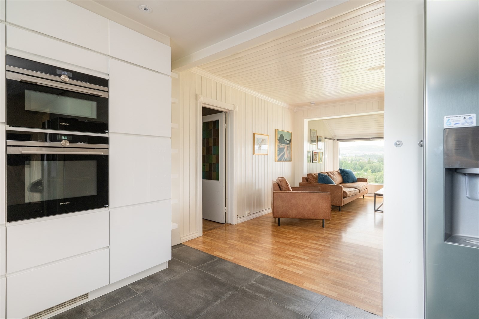 Kjøkkenet har flislagt gulv med varmekabler, og det er down-light belysning i tak. Galleribilde