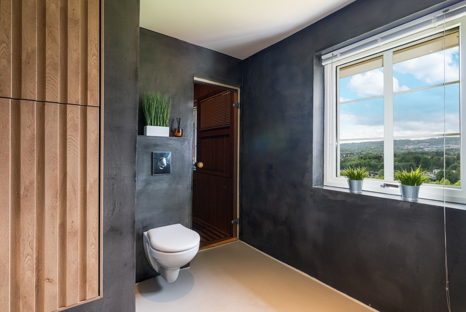 Inntil badet ble det etablert badstue i 1984, med benker i to høyder og elektrisk badstueovn. Galleribilde