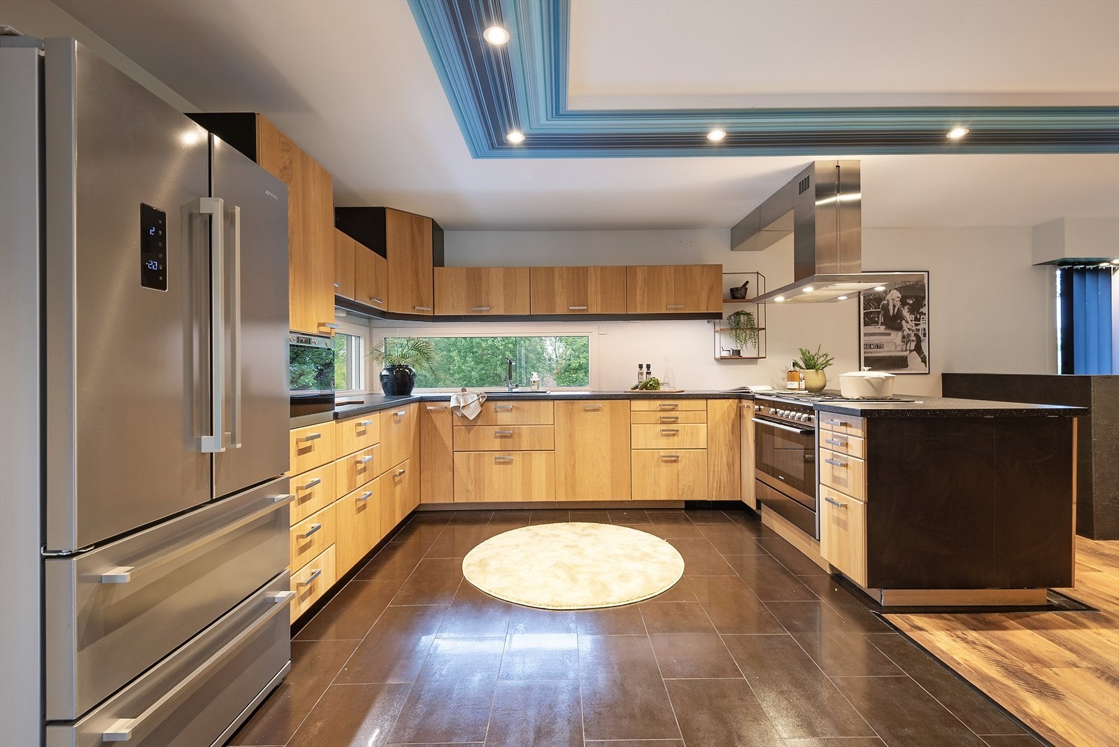 Stort og meget smakfullt kjøkken i 1. etasje. Galleribilde