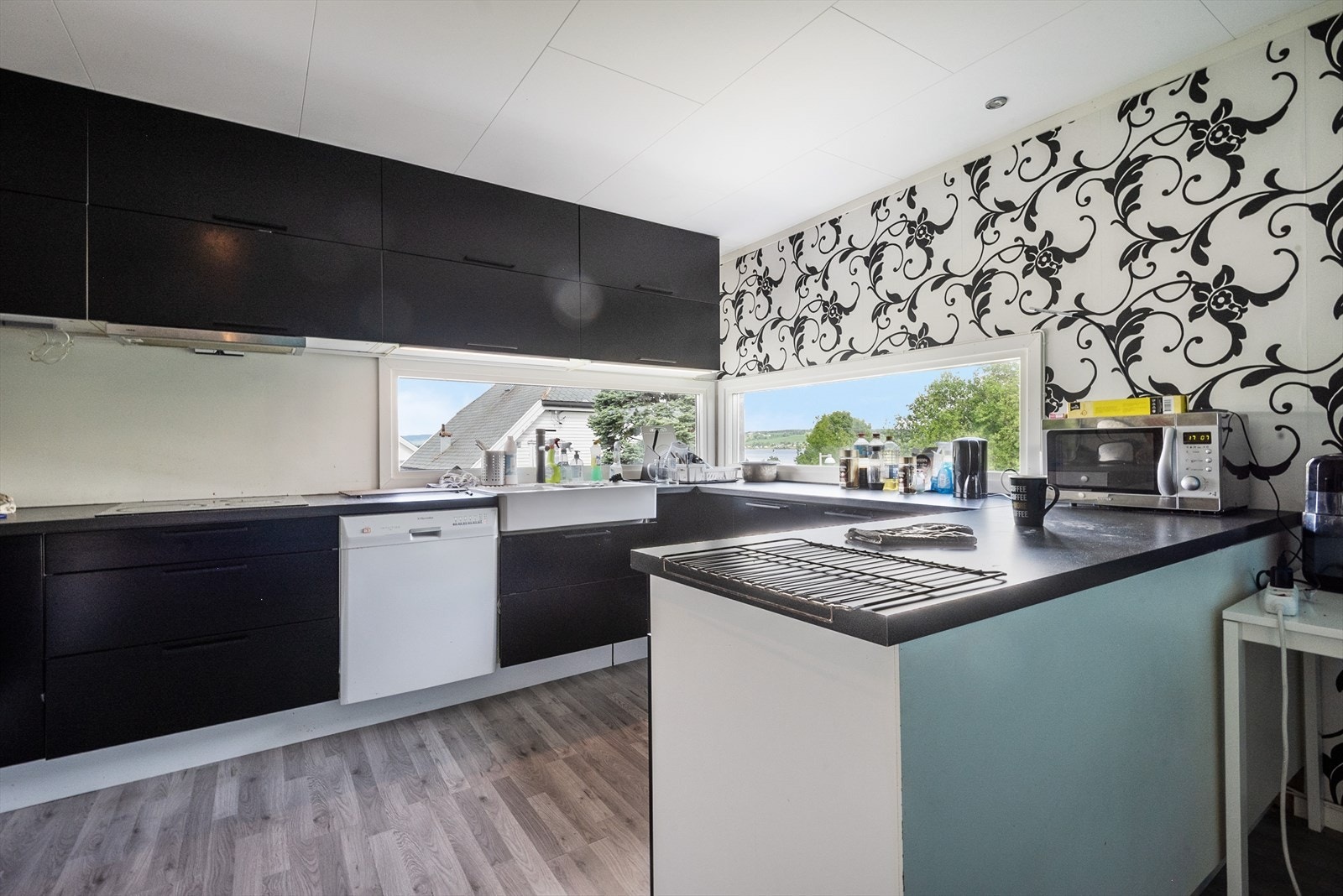 Stort kjøkken i mørk utførelse, 2. etasje. Galleribilde