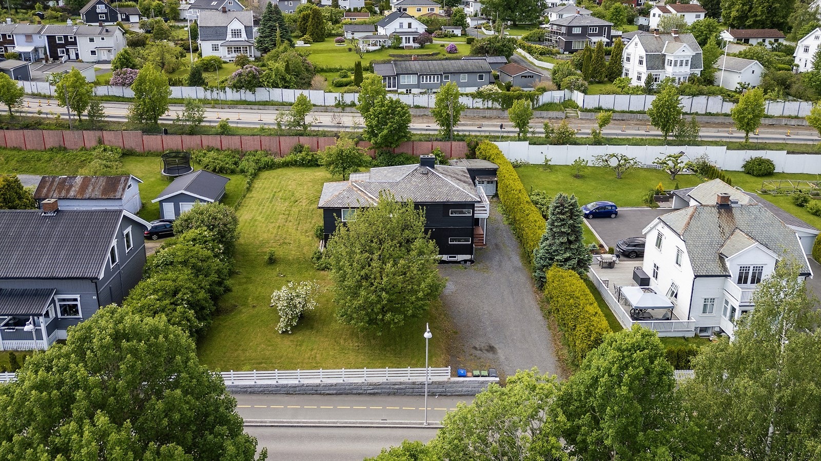 Hekk/ inngjerding rundt tomten. Galleribilde