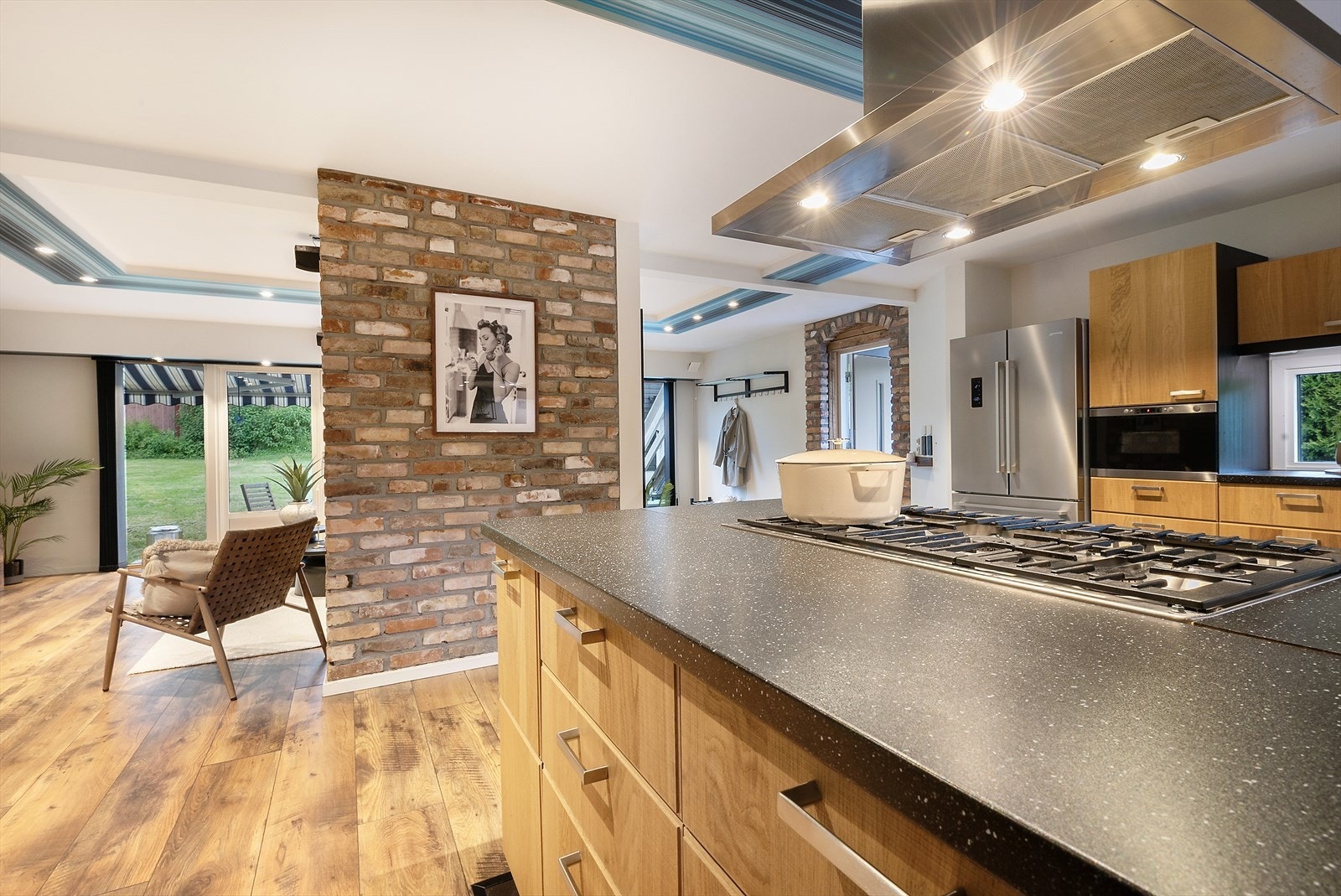 Åpen løsning i boligen skaper en luftig og god romfølelse. Galleribilde