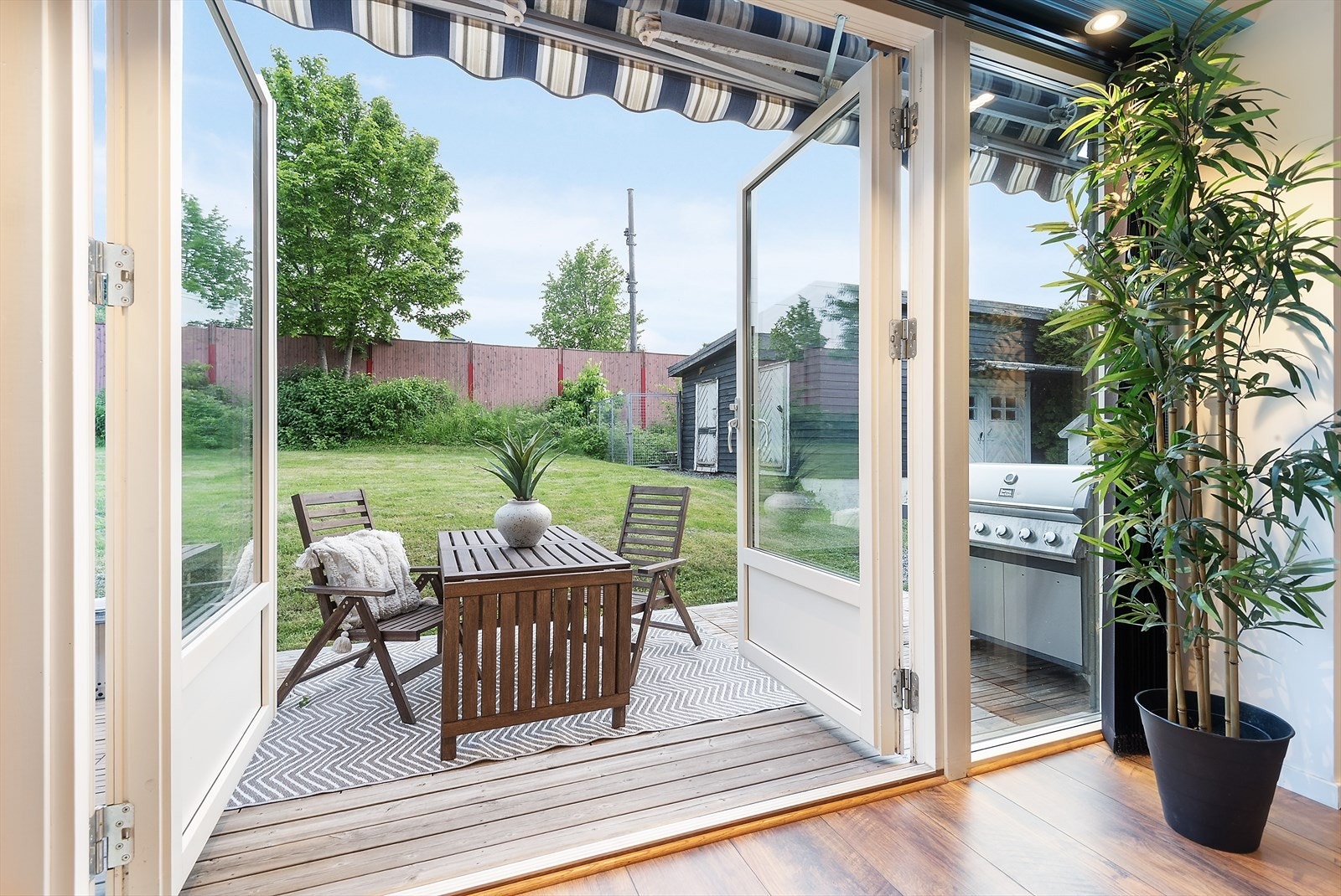 Nyte frisk luft og solrike dager utendørs. Galleribilde