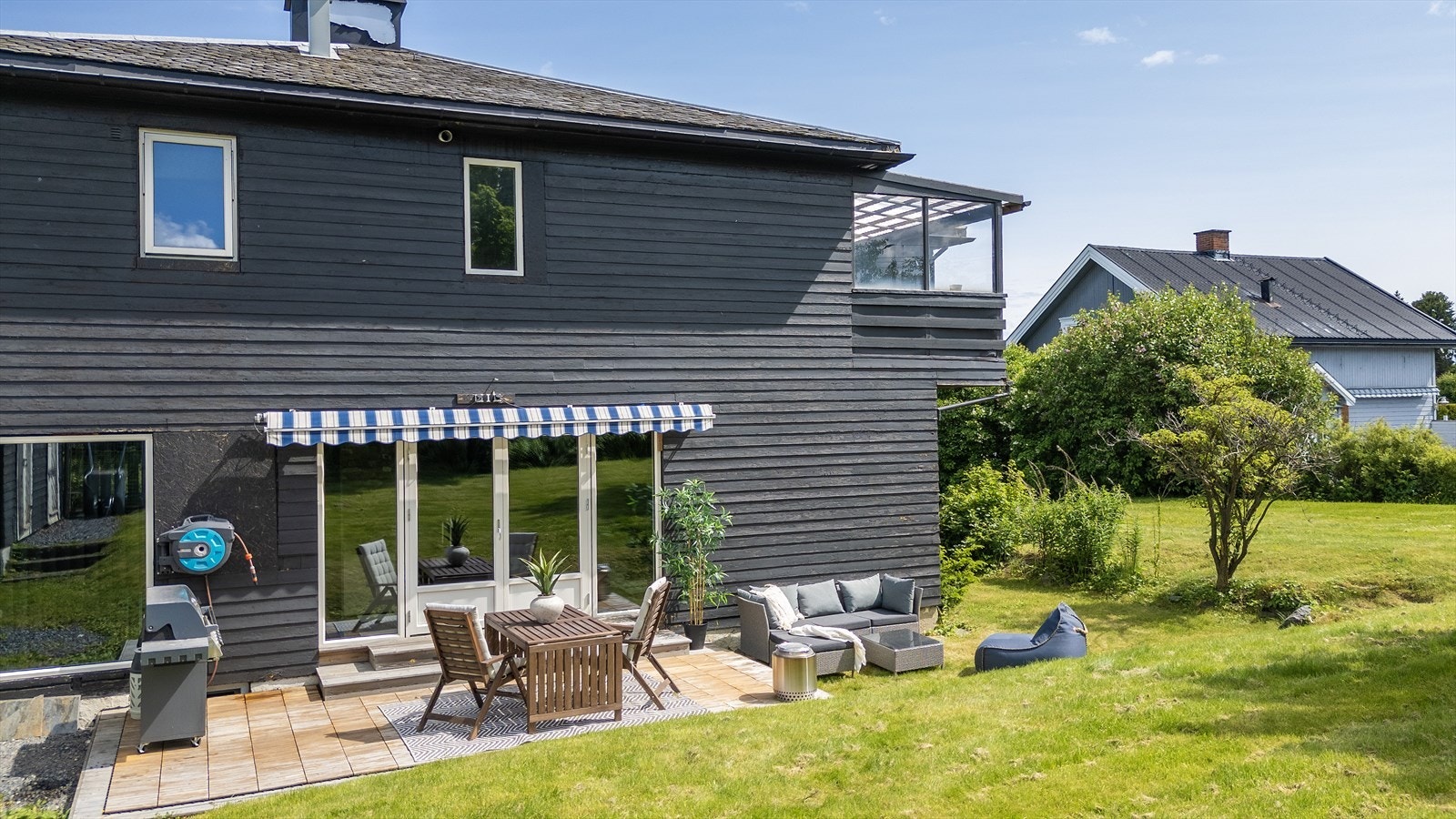 Flott uteplass utenfor stue i 1. etasje. Galleribilde