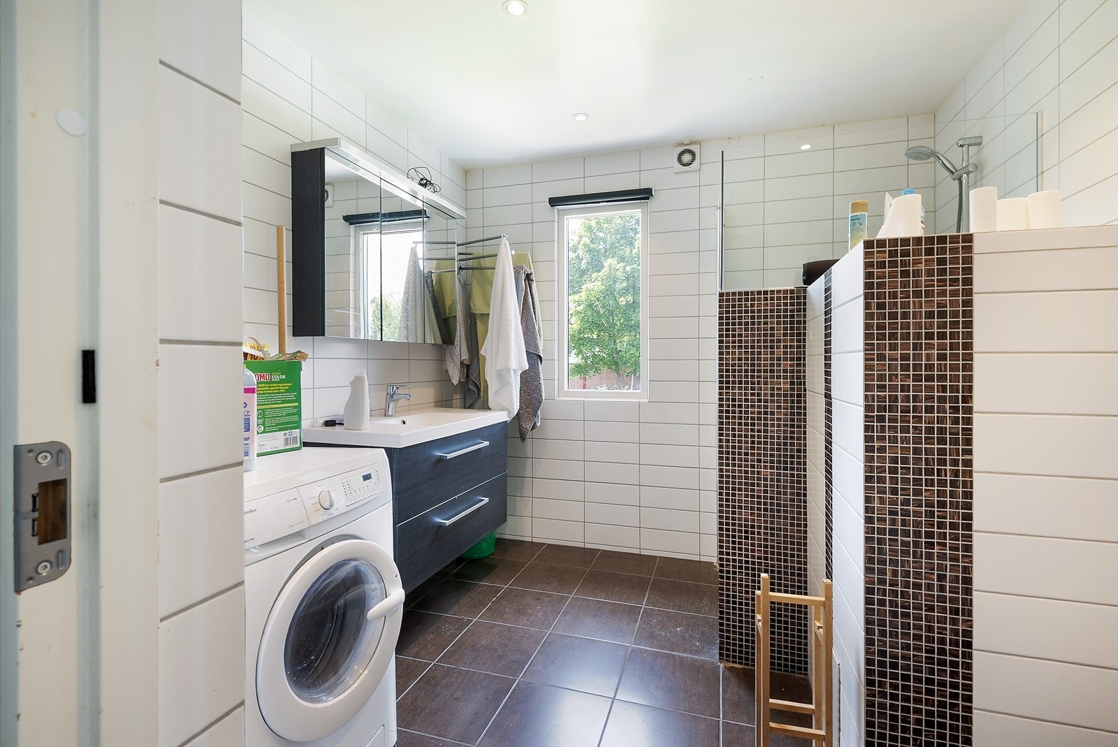 Bad i 2. etasje, opplegg for vaskemaskin på badet. Galleribilde