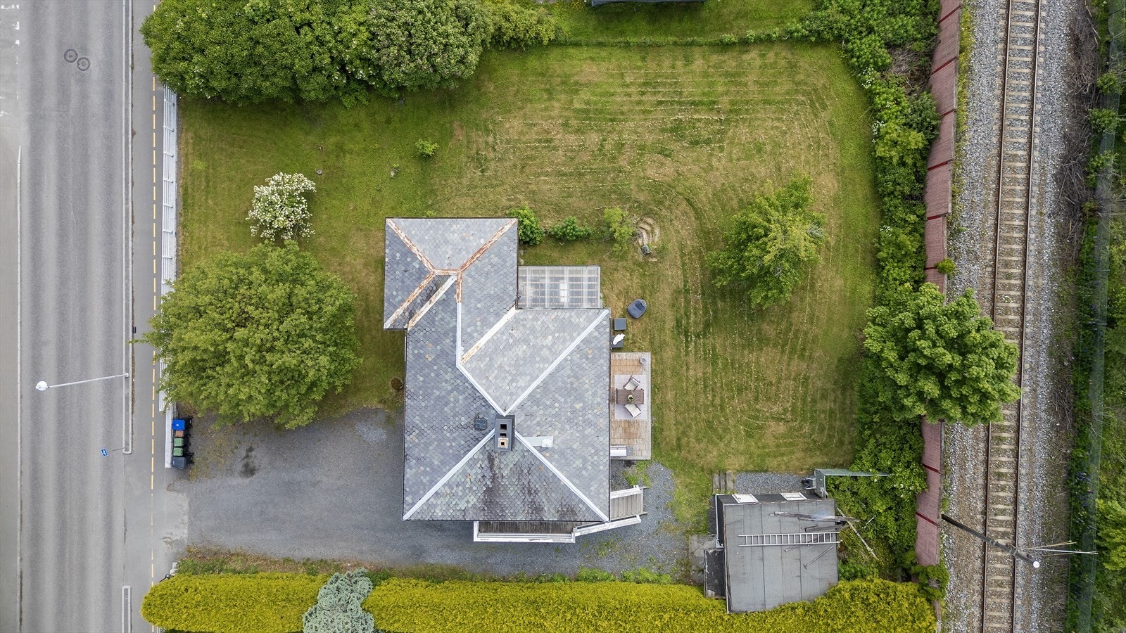 Parkering inntil boligen. Galleribilde