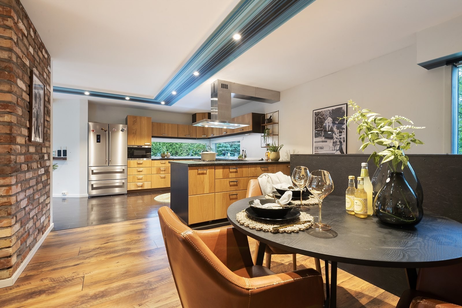 Spiseplass med enkel tilgang til kjøkkenet. Galleribilde