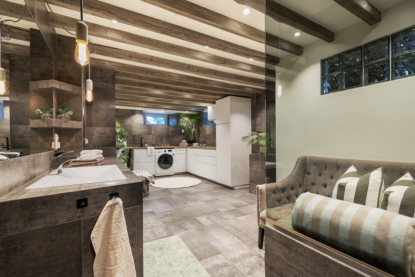 Meget tiltalende bad i åpen løsning med vaskerommet. Galleribilde