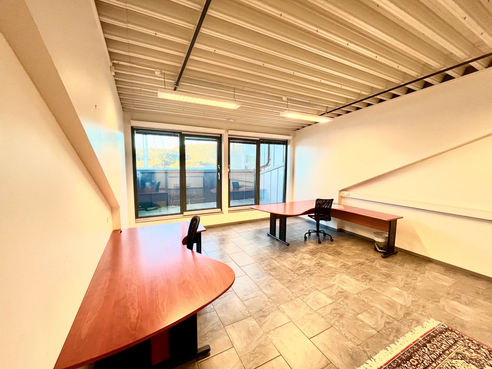 VI TILBYR KONTORER I FORSKJELLIGE STØRELSER OG PRISER SÅ SJANSEN ER STOR FOR AT VI FINNER NOE SOM PASSER FOR DEG OG DIN BEDRIFT!
KOM INNOM DA VEL! Galleribilde