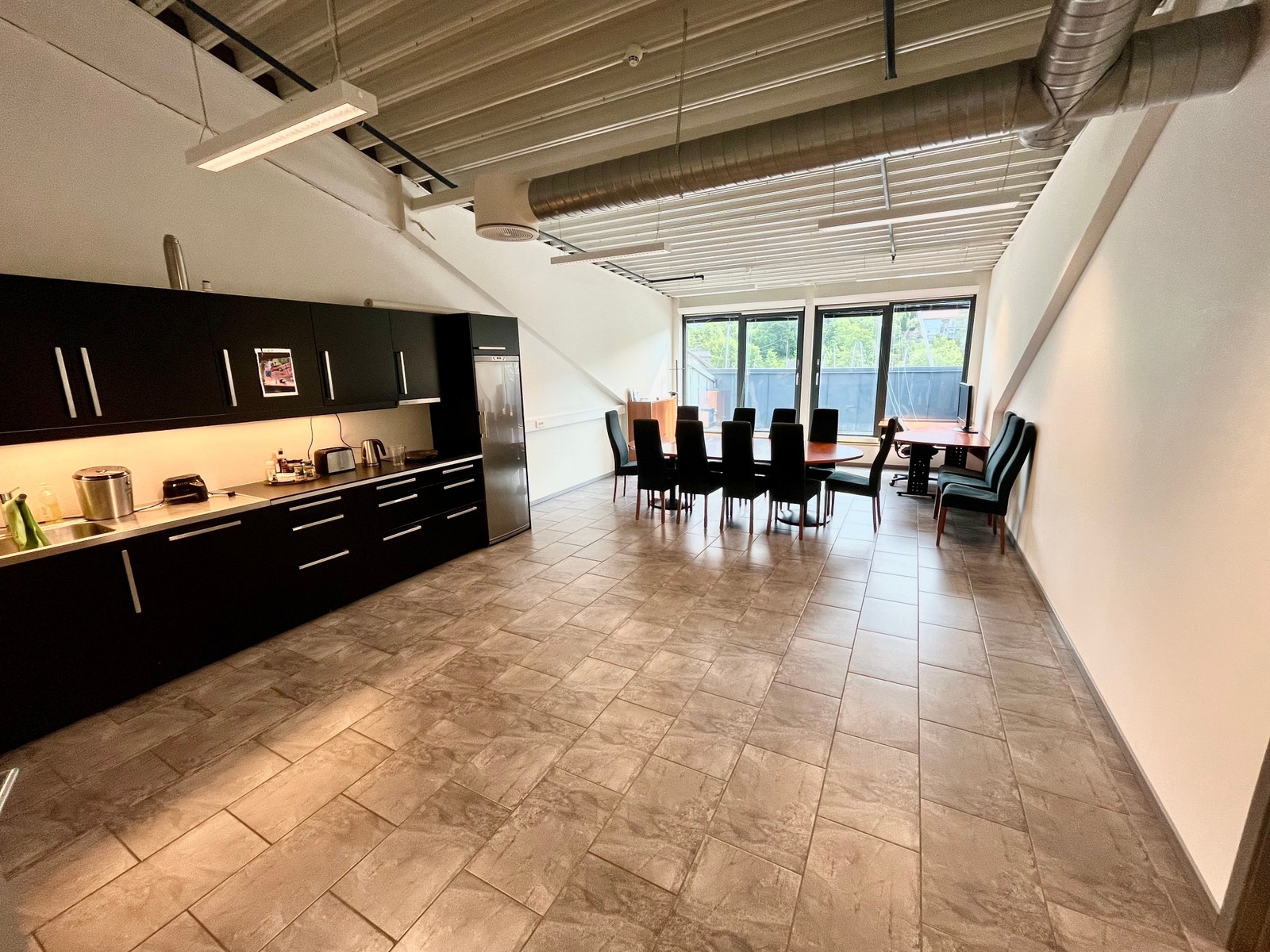 FELLES KJØKKEN/SPISESTED Galleribilde