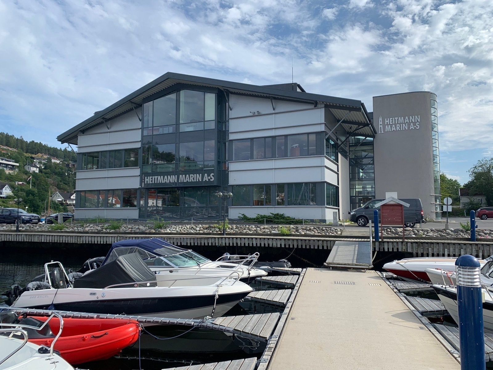Husvikholmen hovedbygg sett fra sjøsiden Galleribilde
