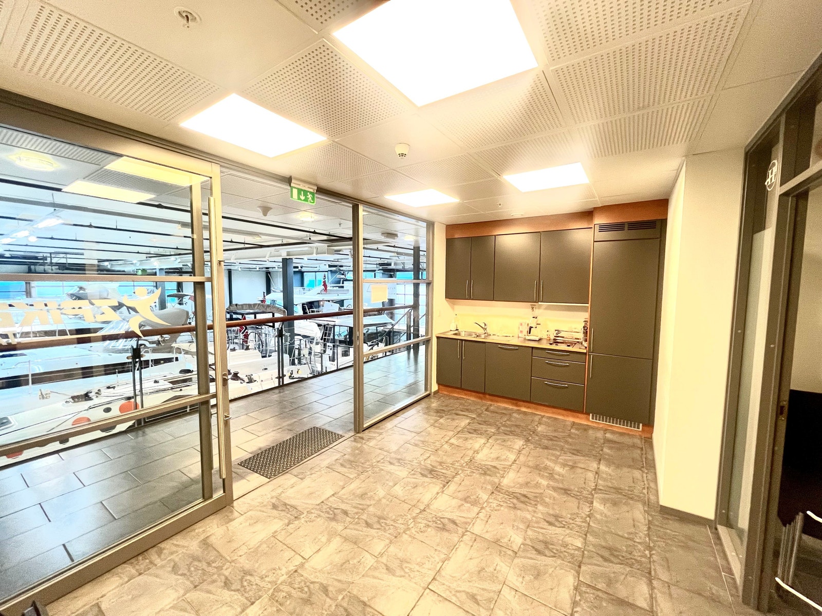 Kontorlokaler med eget kjøkken. Galleribilde