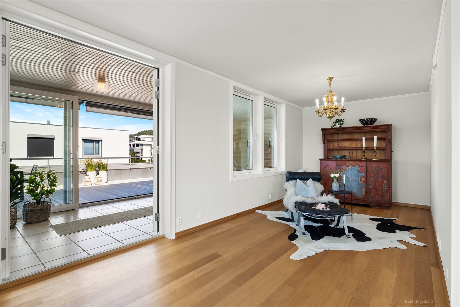 Det er direkte adkomst til innglasset del av terrassen fra stuen Galleribilde