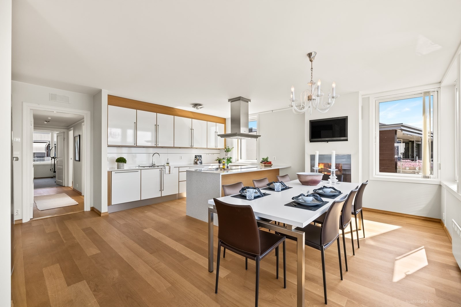 Kjøkkenet fremstår som lyst og moderne Galleribilde