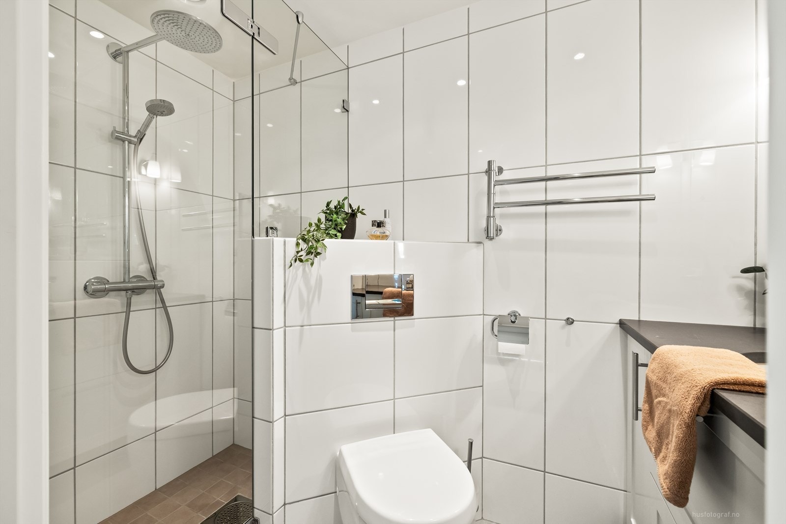 Innredet med dusjnisje, vegghengt klosett og baderomsinnredning Galleribilde