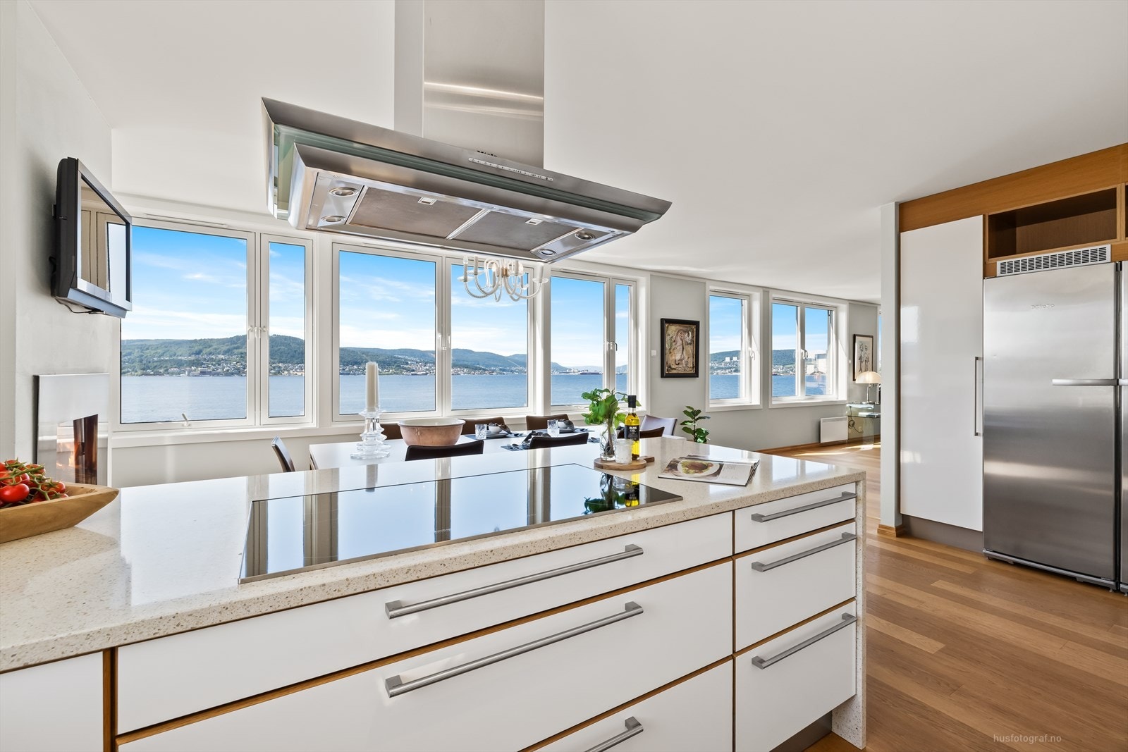 Det er fantastisk utsikt mot fjorden fra kjøkkenet Galleribilde
