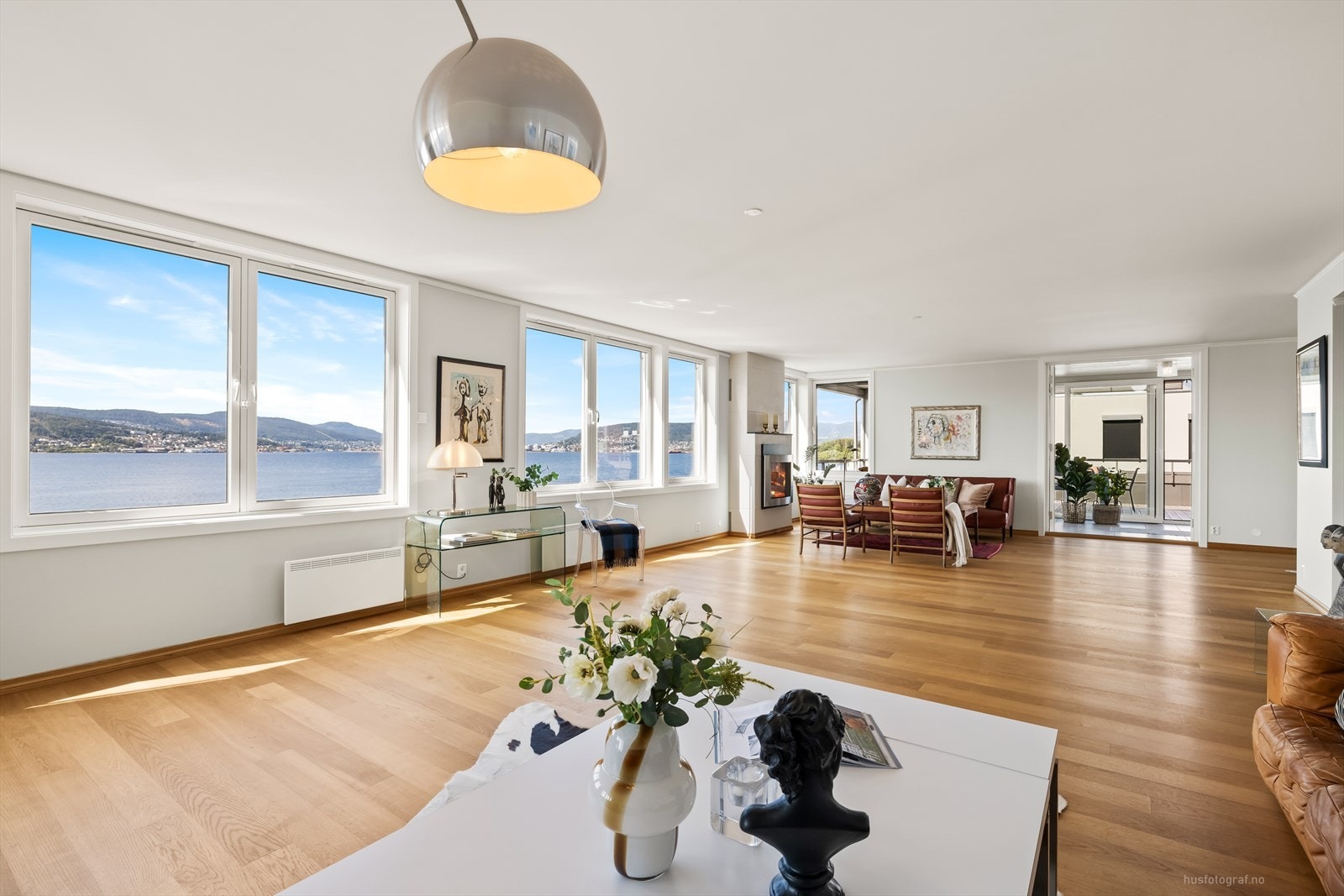 Romslig og lys stue med fantastisk utsikt Galleribilde