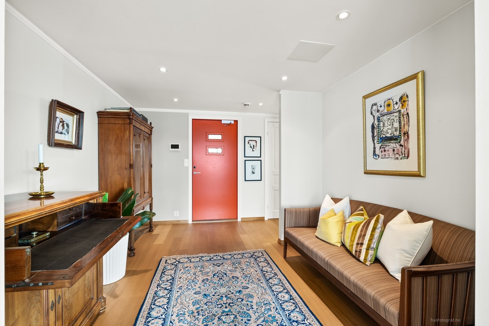 Romslig hall med videocalling til ytterdør og fin plass til møblering Galleribilde