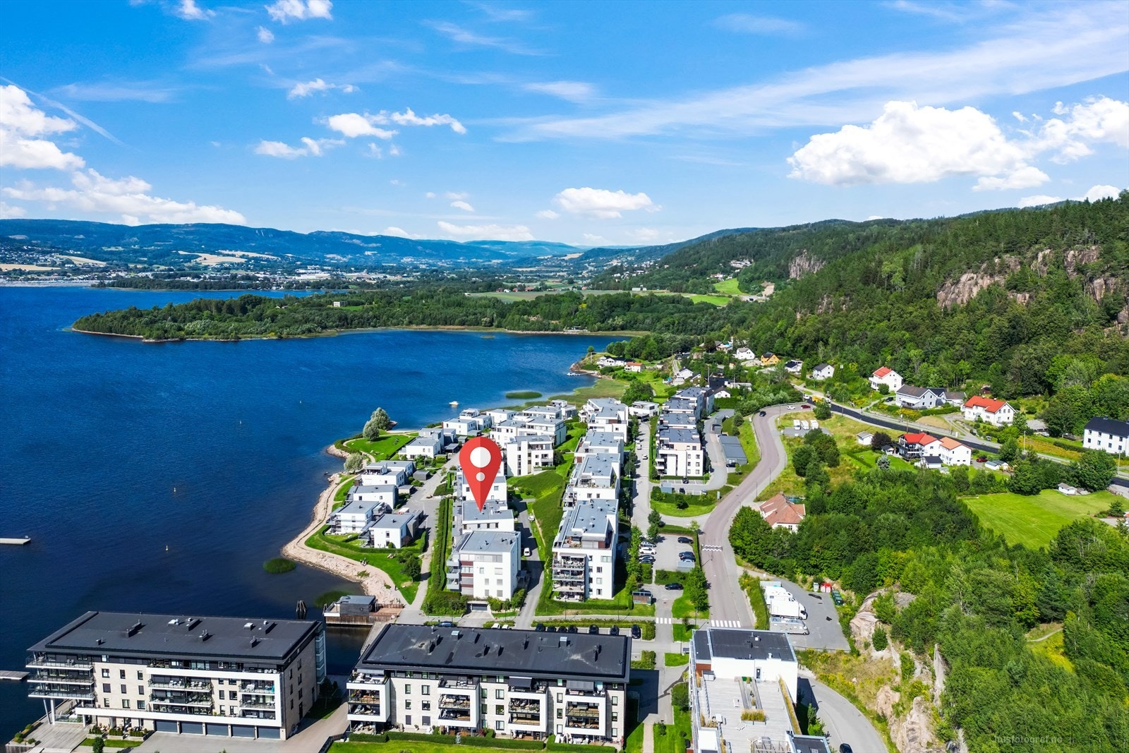 Engersand ligger til Drammensfjorden med strandlinje, badestrand, badebrygge, kyststi og restaurant i umiddelbar nærhet Galleribilde